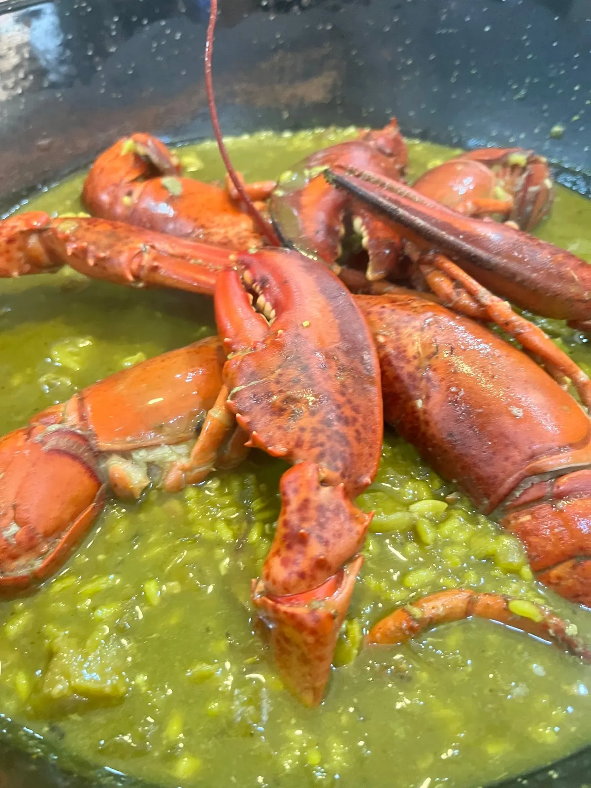 Arroz meloso con bogavante abierto en la paella
