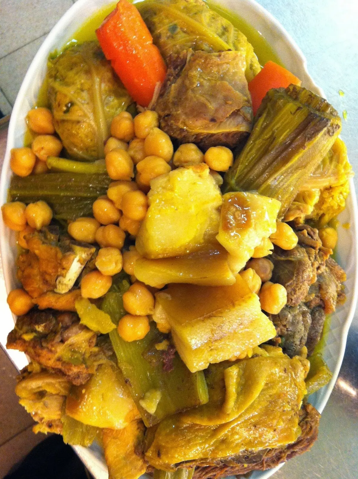 Fuente de puchero con garbanzos, patata, verduras, carnes y pelotas