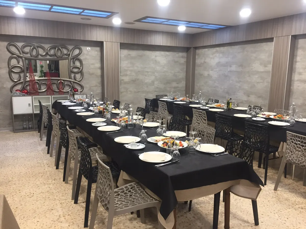 Comedor de Rafel con mesas largas montadas para celebraciones